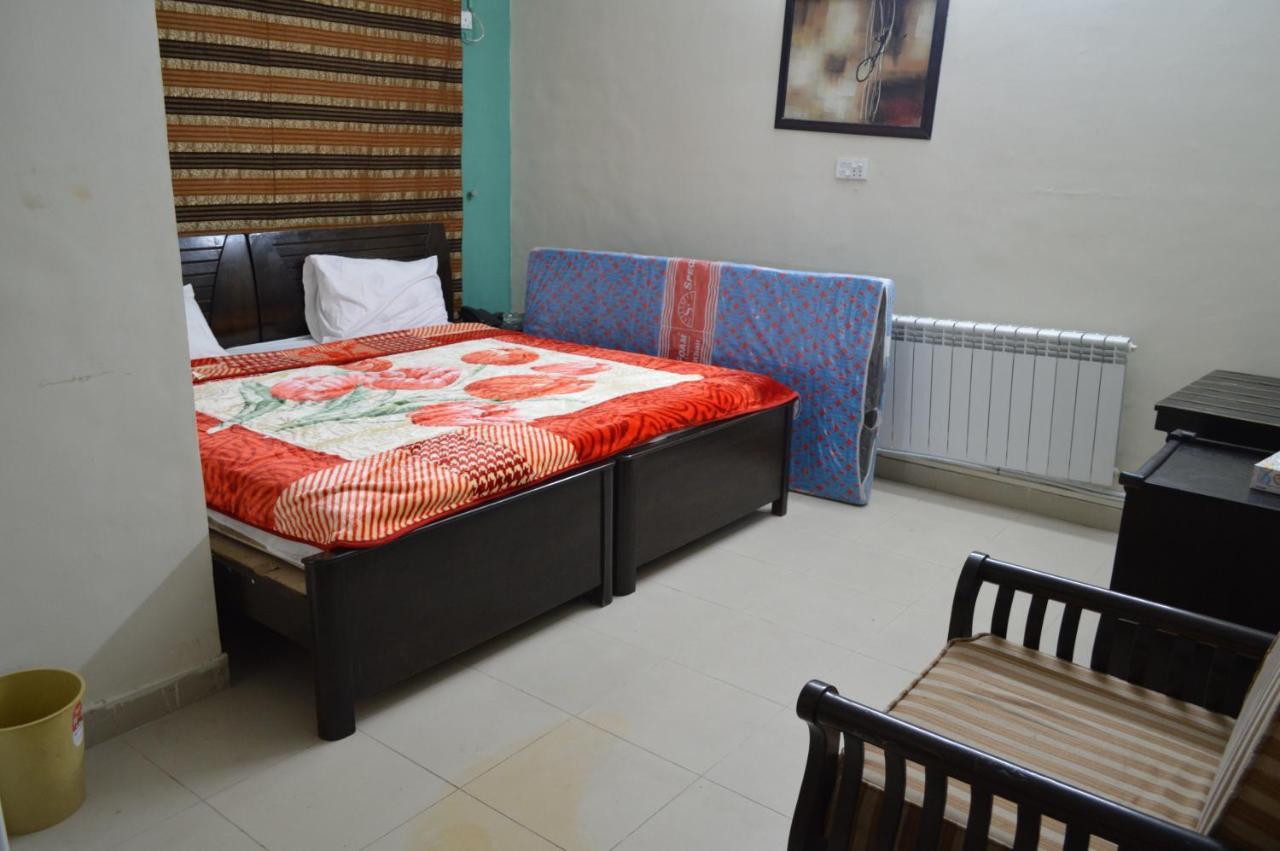 Royal Manor F-10 Bed and Breakfast Islamabad Buitenkant foto